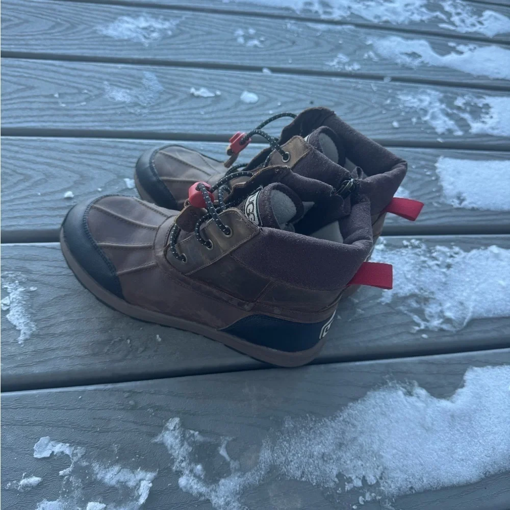 UGG Kids Winter Duck Insulated Brown Boots size 5